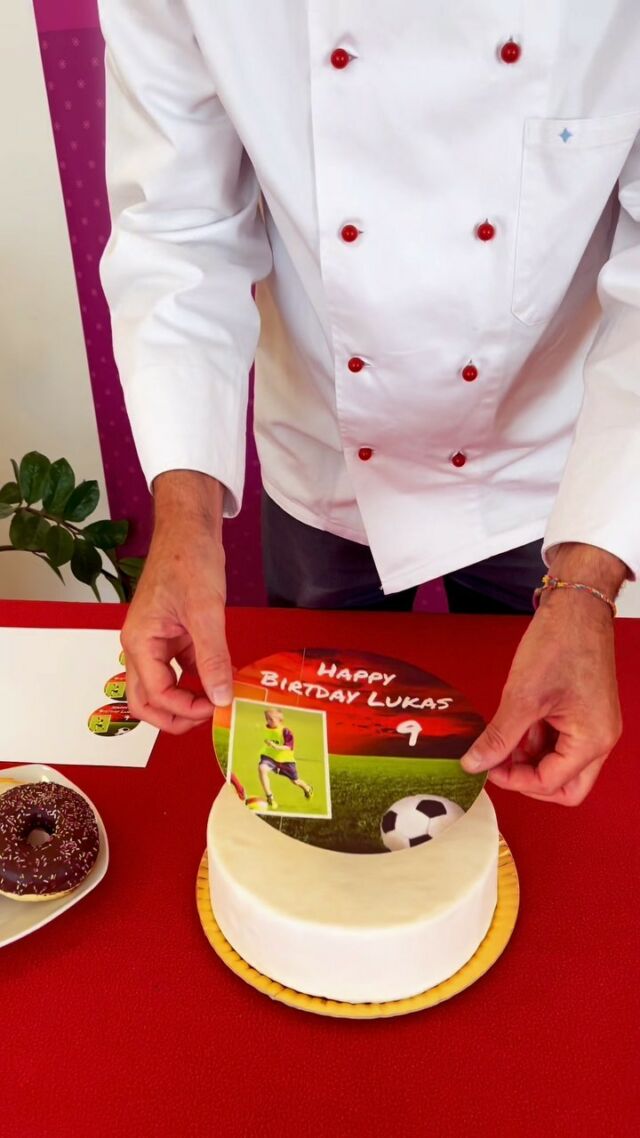 ⚽️🎉✨ Essbare Bilder für jeden Anlass! 🍰🎂🍩

‌

In unserem Reel zeigen wir dir, wie einfach es ist, ein Geburtstagsdesign auf eine Torte zu zaubern - und nicht nur das!

‌

Auch unsere leckeren Donuts können mit dem gleichen Design verziert werden. 🎉📸🍩

‌

Feiere den Geburtstag deiner Liebsten mit einer personalisierten Torte und verleihe deinen Donuts das gewisse Etwas. 🎂🍩✨

‌

Mit unseren essbaren Bildern wird jede Leckerei zum absoluten Hingucker auf der Geburtstagsparty! 🍰📸🎉

‌

‌

‌

\#EssbareBilder #Geburtstagsdesign #Tortenverzierung #DonutsmitStil #Geburtstagsfeier #PersonalisierteLeckereien #Hingucker #GenießedasLeben #Partytime #LeckereVersuchung #FoodLover #Backkunst #Geburtstagsgenuss #KöstlicheKreationen #Zuckerzauber #Geburtstagsfreude #Feierlichkeiten #SüßeVerführung #SüßeLeckerbissen #SüßePartyideen #Geburtstagsparty #Leckermäuler #SüßeMomente