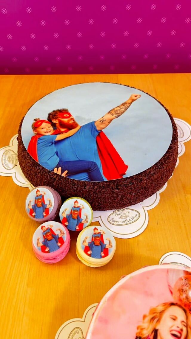🍰✨📸 Unendliche Möglichkeiten der süßen Kreativität! Entdecke die Vielfalt der Anwendung von essbaren Bildern zur Dekoration von Süßigkeiten und lass dich inspirieren. 🍩🍪🎂

‌

Hier eine bunte Auswahl an Tortenbildern, die deine süßen Kreationen in wahre Kunstwerke verwandeln. Ob auf Kuchen, Cupcakes, Donuts oder Plätzchen - die Möglichkeiten sind grenzenlos, um deinen Lieblingsleckerein eine ganz persönliche Note zu verleihen. 🎨💫🍬

‌

Drücke deine Kreativität aus und gestalte deine süßen Köstlichkeiten mit individuellen Bildern, Logos, Mustern oder personalisierten Botschaften. Von Geburtstagen über Hochzeiten bis hin zu Firmenevents - wir bieten dir die perfekte Lösung, um deinen Anlass auf eine süße und einzigartige Weise zu feiern. 🎉💕🎉

‌

Erschaffe süße Meisterwerke, die nicht nur köstlich schmecken, sondern auch optisch beeindrucken. Teile deine kreative Leidenschaft mit Familie, Freunden und Kunden und zaubere ihnen ein Lächeln ins Gesicht. Verwandle jede süße Leckerei in ein Unikat und hinterlasse einen bleibenden Eindruck. 🌟🍭👌

‌

Worauf wartest du noch? Tauche ein in die faszinierende Welt der essbaren Bilder und lass dich von unserer Reel-Kollektion inspirieren. Bestelle noch heute deine individuellen Tortenbilder und erwecke deine süßen Träume zum Leben. 📸🎂✨

‌

\#UnendlicheMöglichkeiten #EssbareBilder #SüßeKreativität #KunstwerkeAusSüßigkeiten #PersonalisierteLeckereien #Geburtstagsfreuden #Hochzeitszauber #Firmenfeierlichkeiten #IndividuelleBotschaften #SüßeMeisterwerke #KöstlicheVielfalt #SüßeLeidenschaft #EinzigartigeLeckereien #LächelnInsGesicht #BleibenderEindruck #FaszinierendeWelt #SüßeTräume #SüßerGenuss #SüßeKunst #KreativeLeckerbissen #ZauberhafteDekoration #ReelKollektion